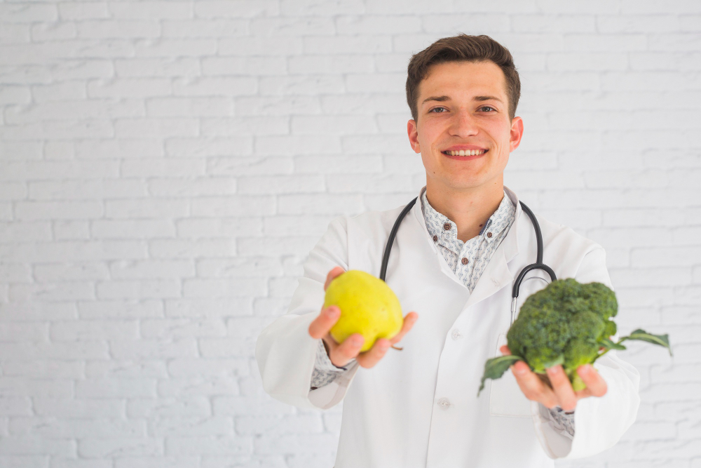 Nutricionista ofreciendo alimentos