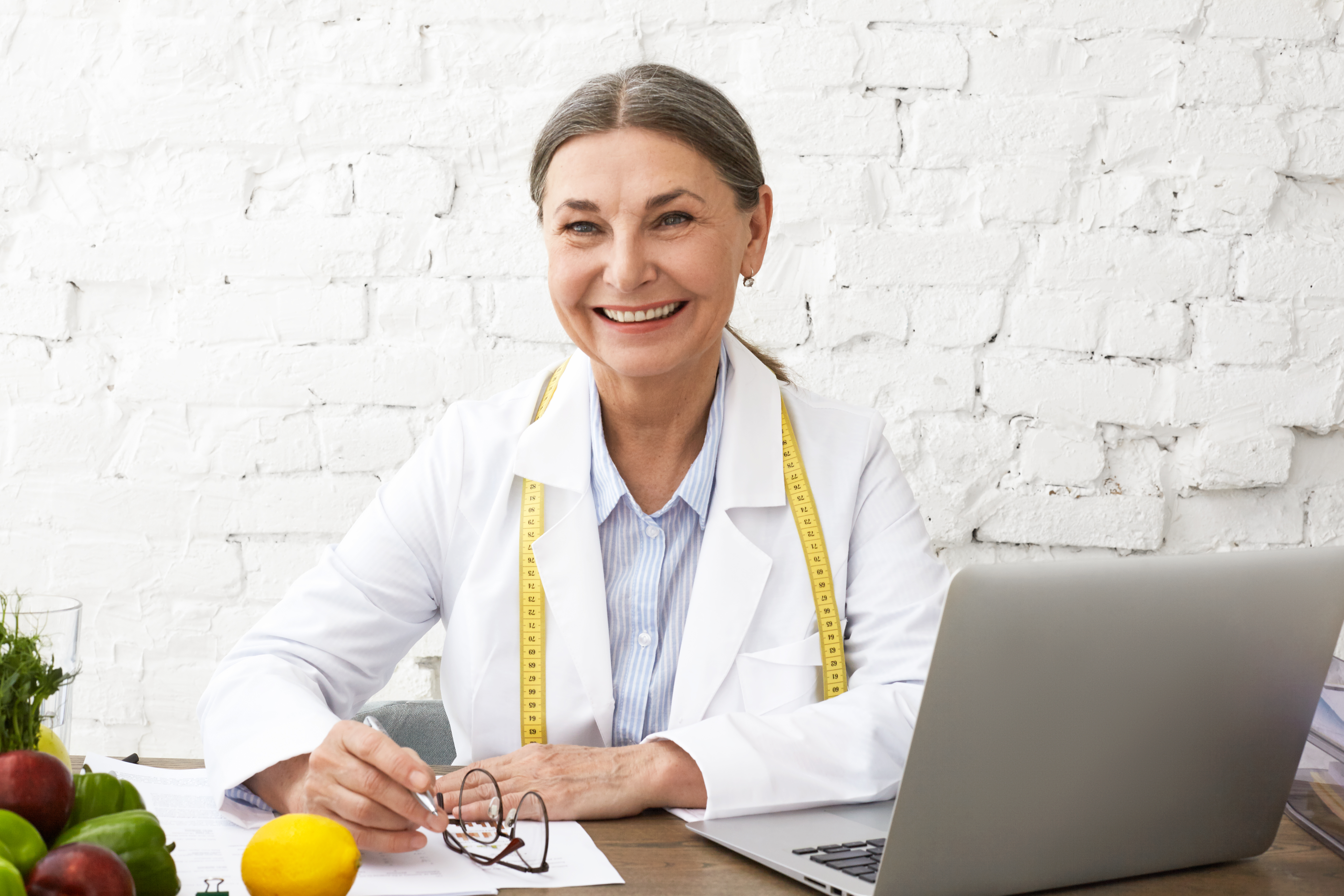 nutricionista en escritorio